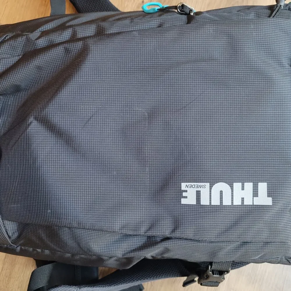 thule aspect DSLR camera packback new with flaw